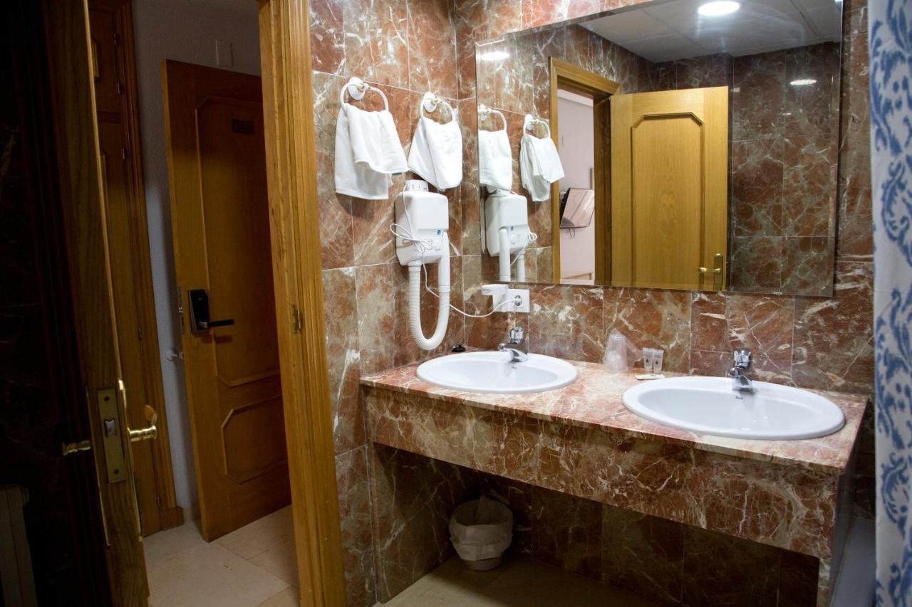 Hotel Reina Victoria Hellín Buitenkant foto